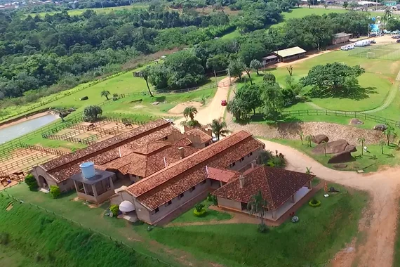Vista aérea do centro hípico do Paraíso Park, com baias e pistas de equitação